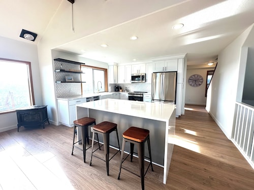 BEACH FRONT Property, 2 King Beds, Pool Table, Completely Remodeled Interior!