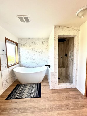 Combined shower/bathtub, hair dryer, towels, soap - BEACH FRONT Property, 2 King Beds, Pool Table, Completely Remodeled Interior! (Waldport)