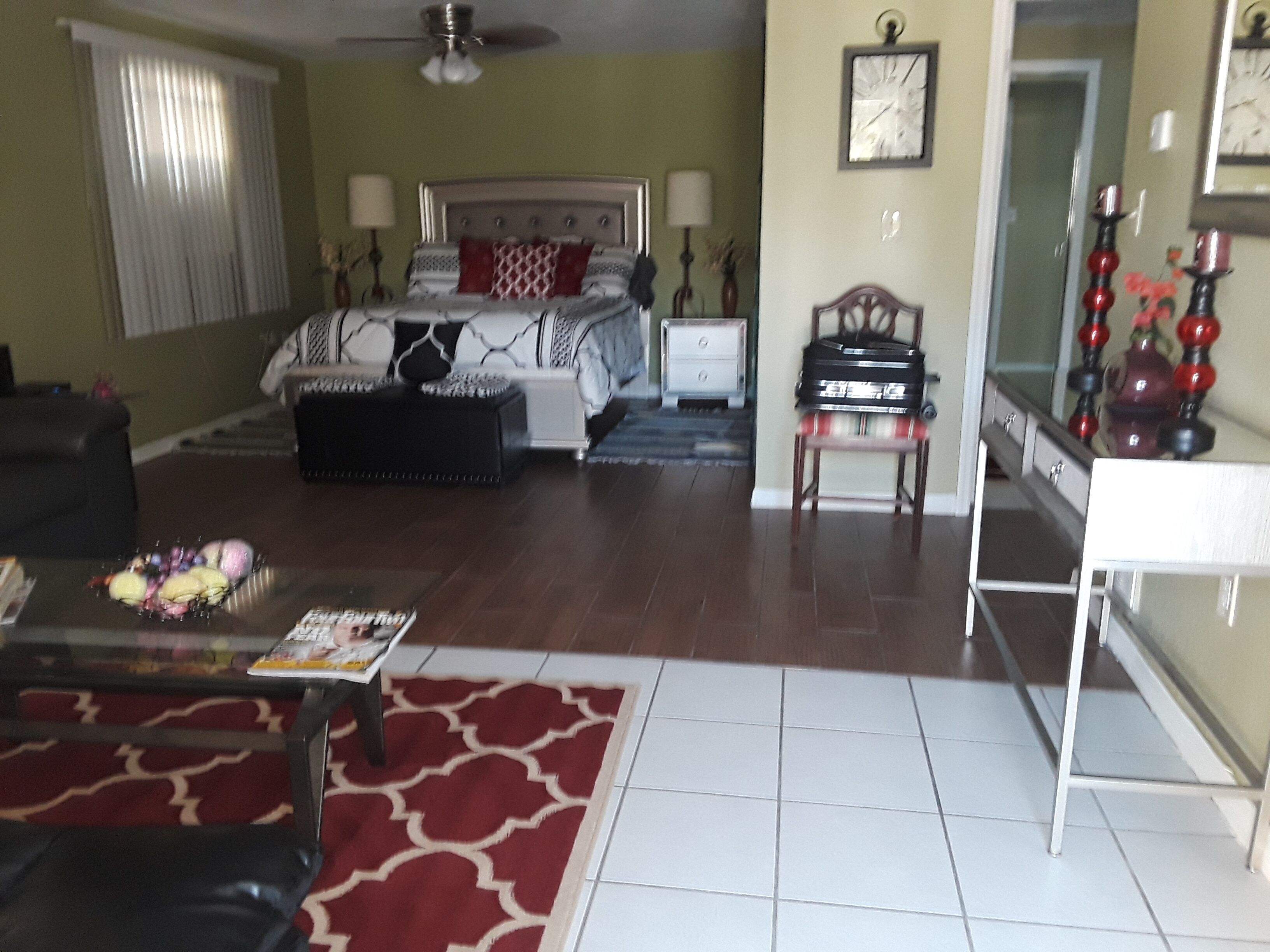 Studio, sleeps 4 In the  center of Tarpon Springs, sponge docks, walk to shops!