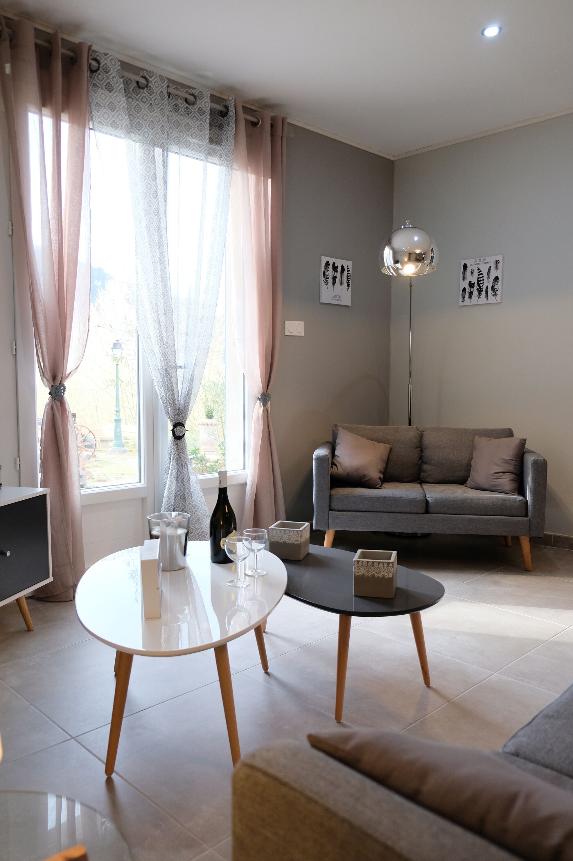 TV connectée, lecteur de DVD, livres