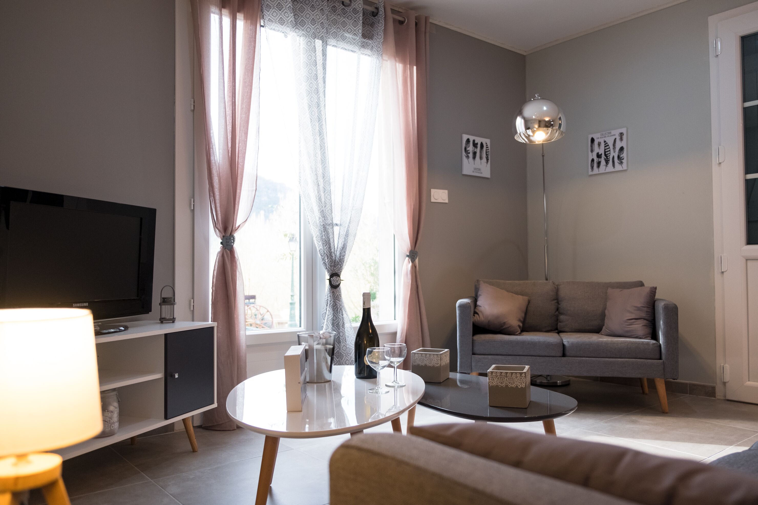 TV connectée, lecteur de DVD, livres