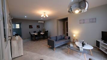 Smart-tv, een dvd-speler en boeken