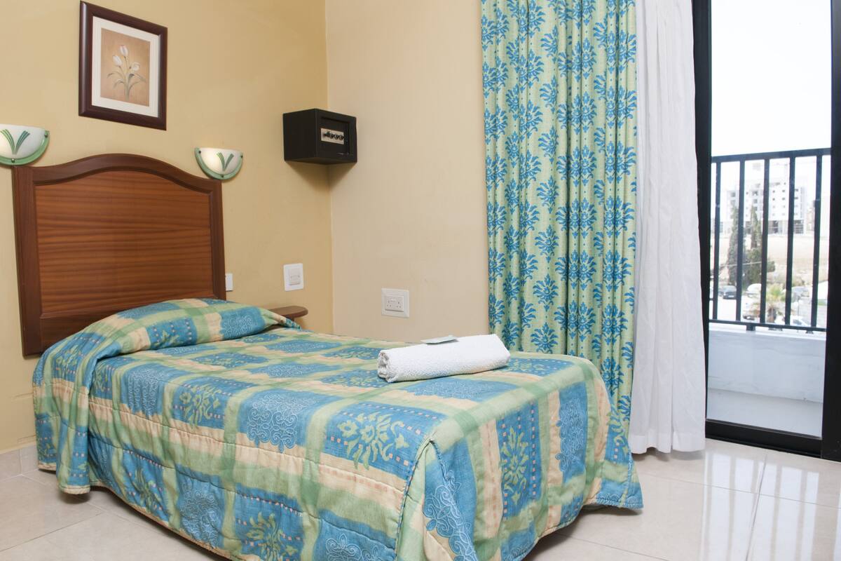 Single Room | Premium bedding, bed sheets