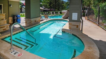 Een buitenzwembad, een verwarmd zwembad