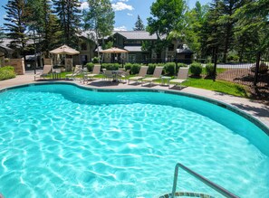 Alberca al aire libre y alberca climatizada