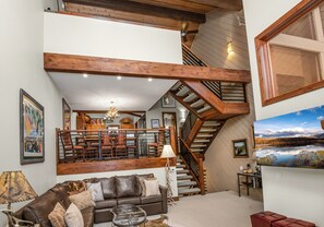 Smart TV, chimenea, reproductor de DVD y libros 