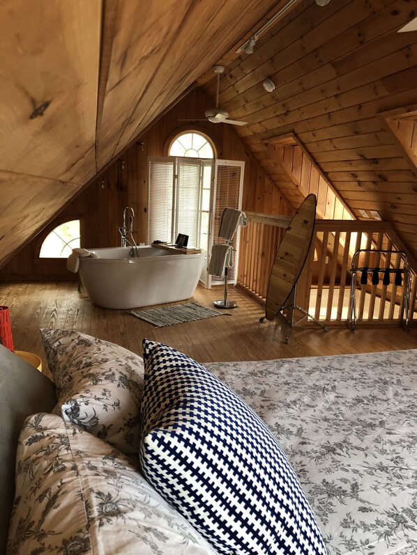4 habitaciones, tabla de planchar con plancha, wifi y ropa de cama 