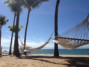 En la playa, camastros y toallas de playa 