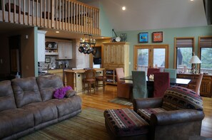 Smart-tv, pejs, dvd-afspiller, bøger