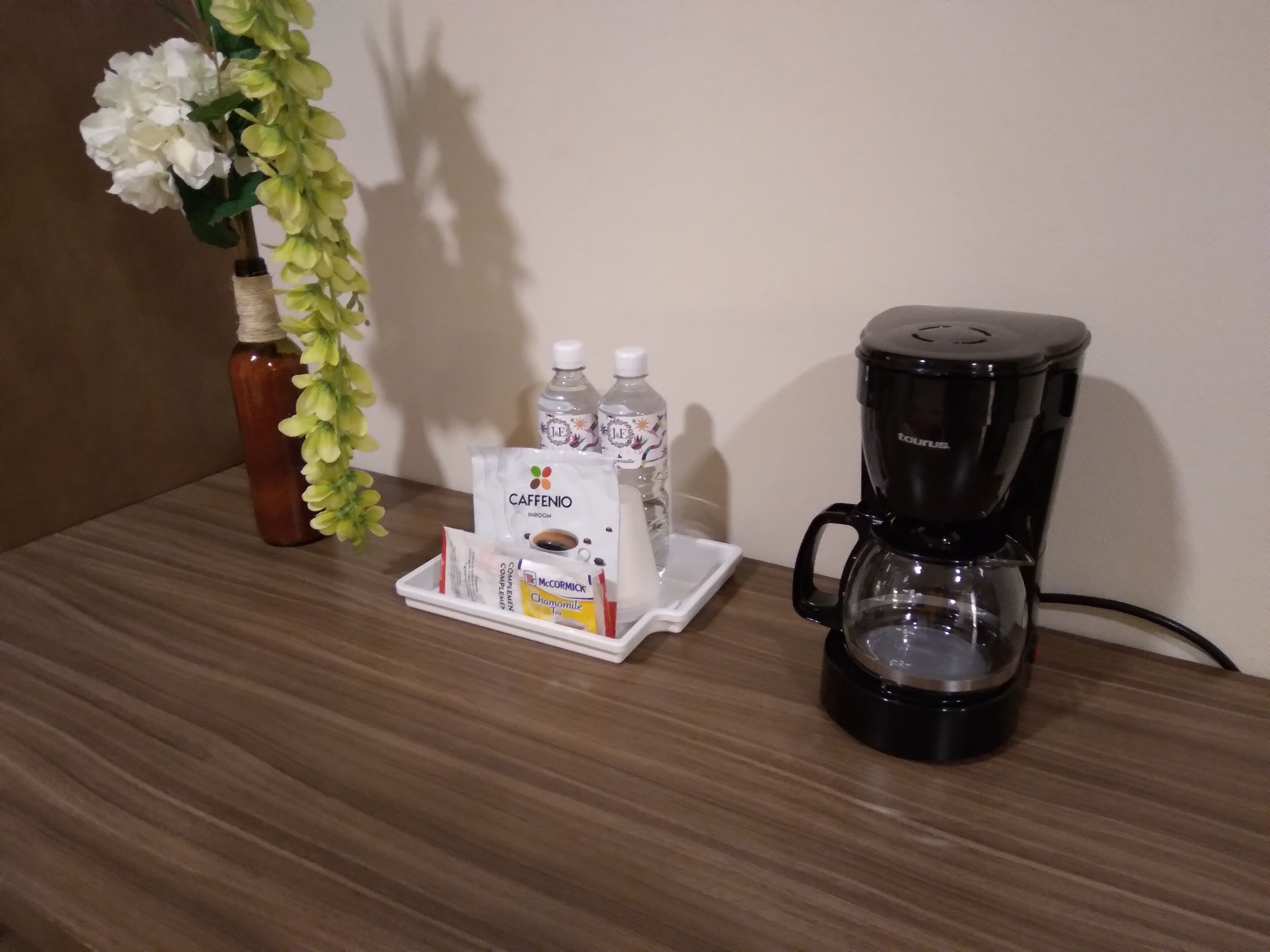 standard room, 1 queen bed, non smoking | in-room safe, desk, blackout curtains, iron/ironing board