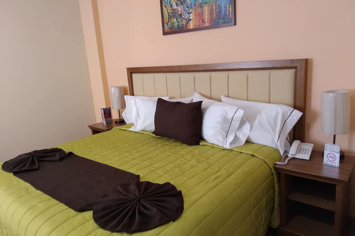 Standard Room, 1 King Bed, Non Smoking | In-room safe, desk, blackout drapes, iron/ironing board