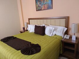 Habitación estándar, 1 cama de matrimonio grande, no fumadores | Caja fuerte, escritorio, cortinas opacas y tabla de planchar con plancha