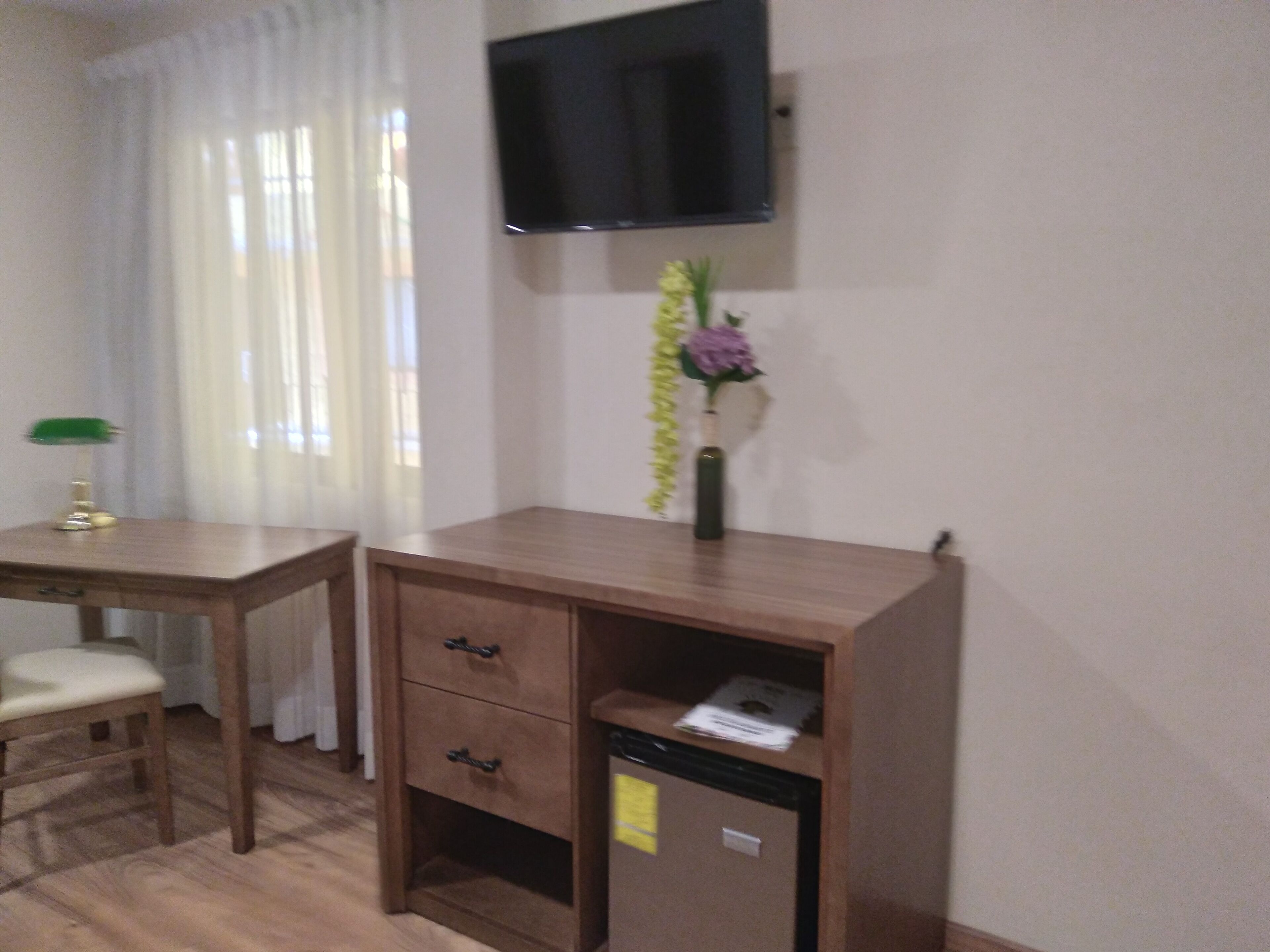 standard room, 1 king bed, non smoking | mini fridge