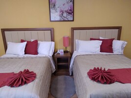 Habitación estándar, 2 camas de matrimonio, no fumadores | Caja fuerte, escritorio, cortinas opacas y tabla de planchar con plancha