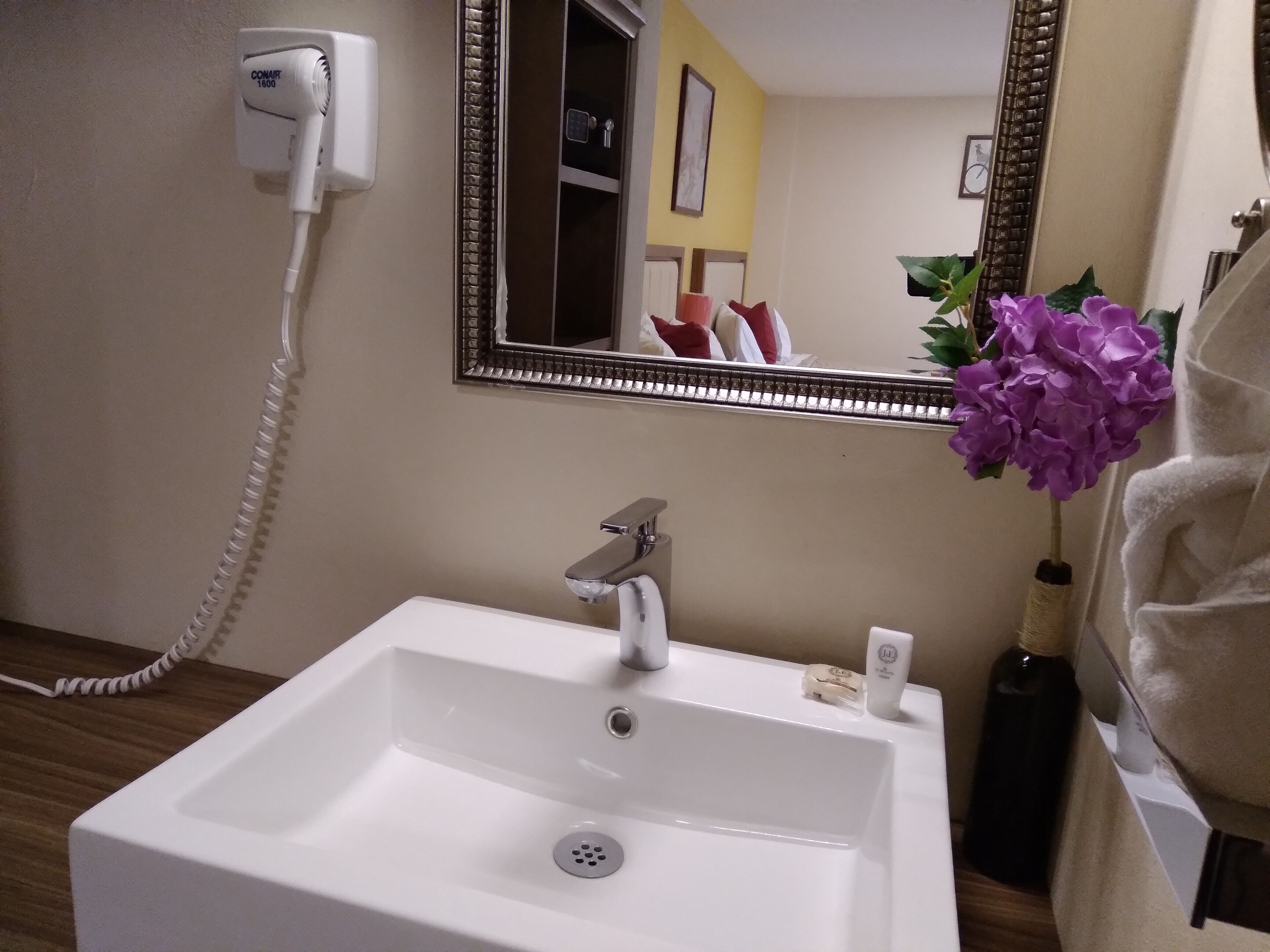 standard room, 1 king bed, non smoking | in-room safe, desk, blackout curtains, iron/ironing board