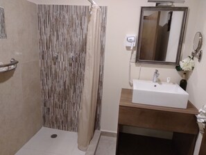 Standard Room, 1 Queen Bed, Non Smoking | Bathroom | Shower, rainfall showerhead, free toiletries, hair dryer - Hotel J&E by Serranillo (Mineral del Monte)