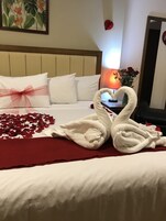 Caja de seguridad en la habitación, escritorio y cortinas blackout 