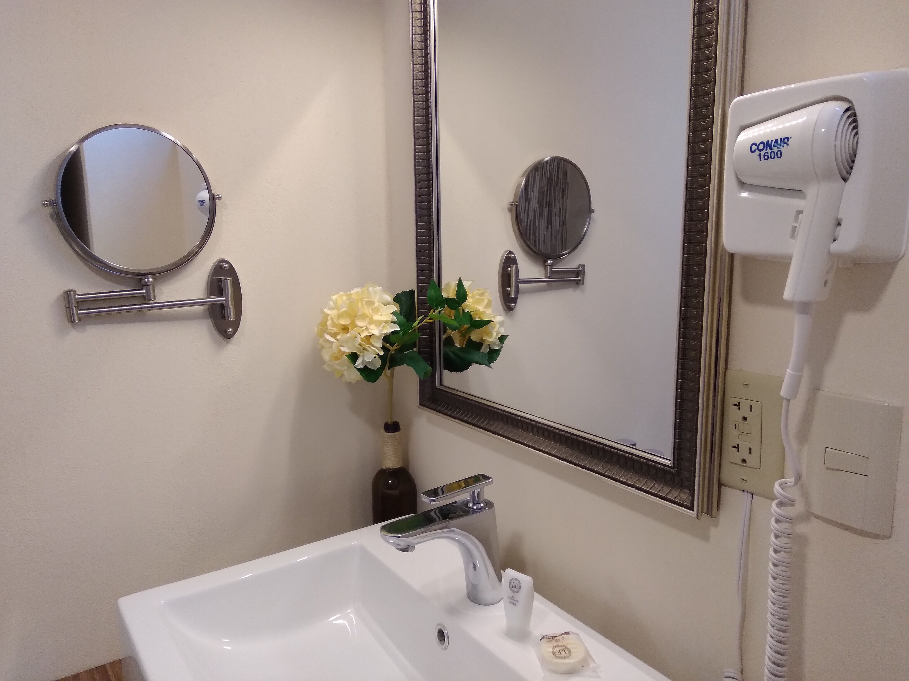 standard room, 2 single beds, non smoking | bathroom sink