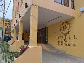 住宿正面 - 傍晚/夜晚