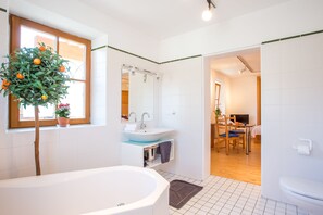 Superior Triple Room, Private Bathroom, Garden View | Bathroom