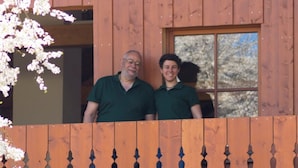 Eine Holzhütte mit einem Balkon.