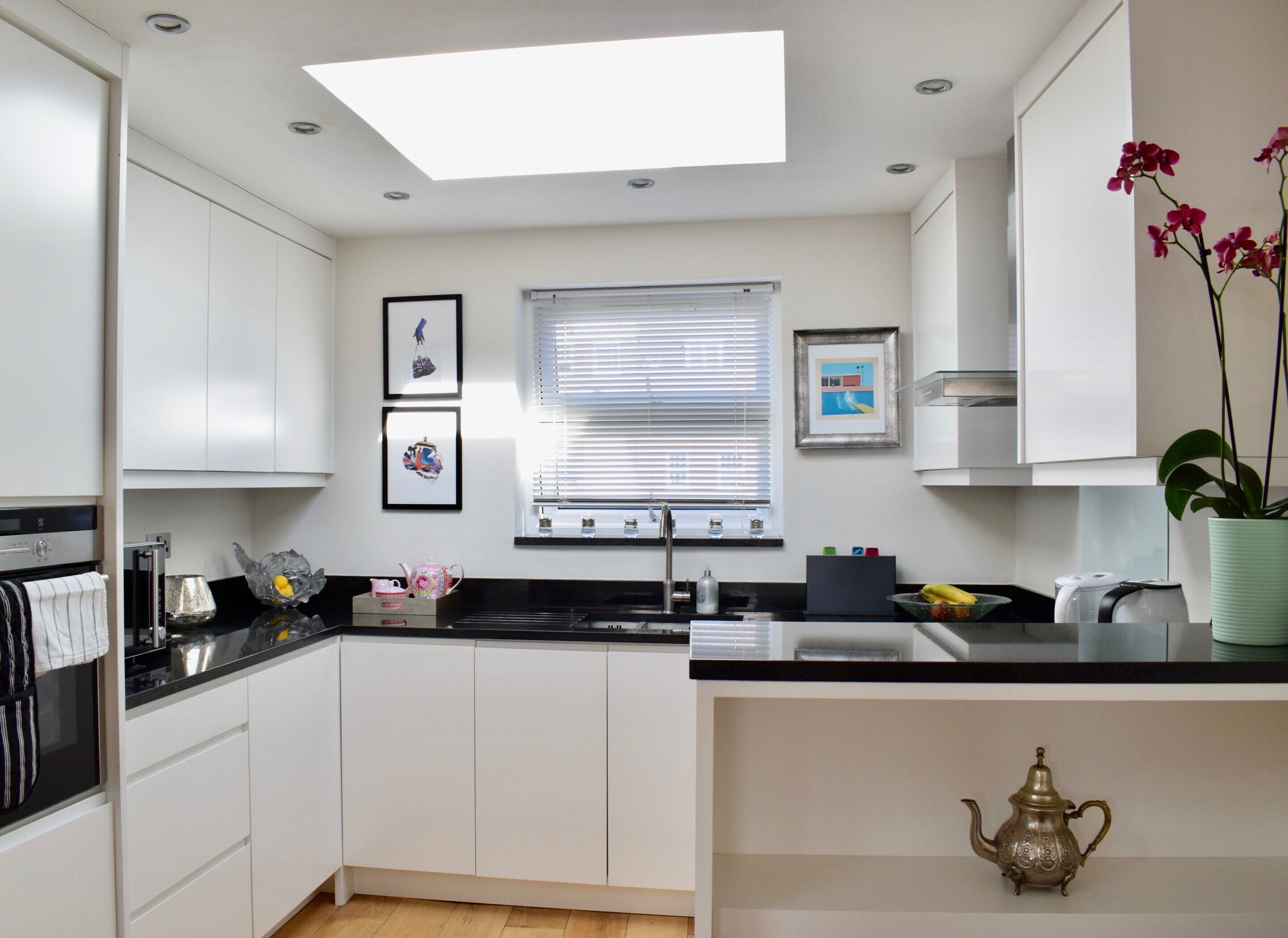 Geladeira, micro-ondas, fogão, cafeteira/chaleira