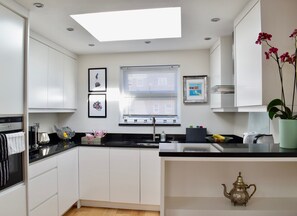 Geladeira, micro-ondas, fogão, cafeteira/chaleira