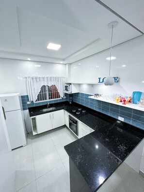 Fridge, oven, stovetop, electric kettle