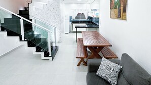 Ein modernes Interieur mit Treppe, Essbereich und Küche.