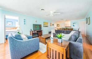 TV - K1315 Landing Pad. Oceanside, Walk to beach, Family Favorite (Kill Devil Hills)