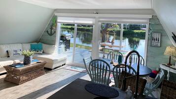 Älytelevisio, takka, videopelejä, leluja