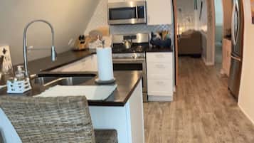 Jääkaappi, mikroaaltouuni, uuni, liesi