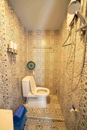 Een haardroger, handdoeken, shampoo, toiletpapier