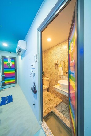 Secador de pelo, toallas, champú y papel higiénico