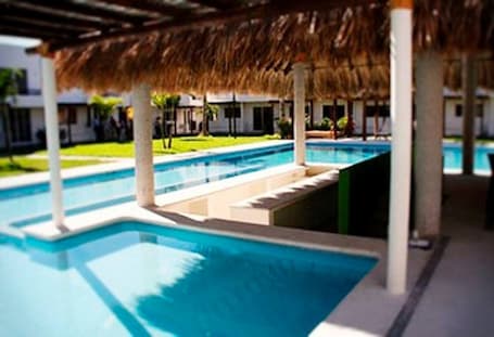 Outdoor pool. Hermosa y tranquila casa en Acapulco Diamante