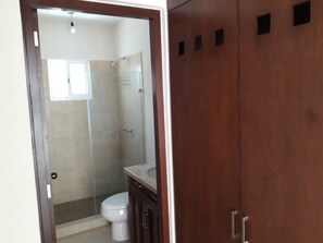 Regadera, toallas, papel de baño 