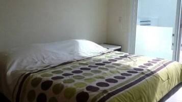 3 habitaciones, tabla de planchar con plancha, wifi y ropa de cama