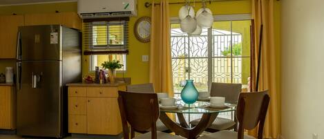 ميكروويف، ماكينة لصنع القهوة/الشاي، مستلزمات طهي/أطباق/أوعية