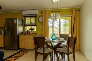 Microondas, cafetera/tetera, utensilios de cocina