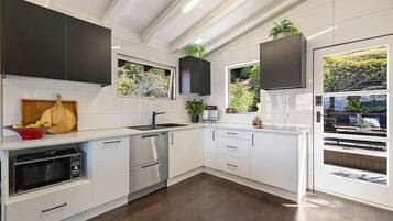 Réfrigérateur, micro-ondes, plaque de cuisson, lave-vaisselle