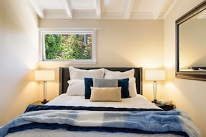 3 bedrooms, iron/ironing board, free WiFi, bed sheets - Walk to town 41A Alpine Chalet (Queenstown)