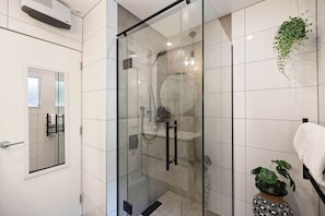Shower, hair dryer, towels, soap - Walk to town 41A Alpine Chalet (Queenstown)