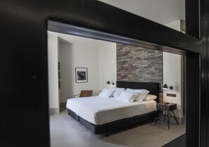 1 slaapkamer, een kluis op de kamer, een strijkplank/strijkijzer, wifi