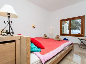 3 bedrooms, iron/ironing board, internet, bed sheets