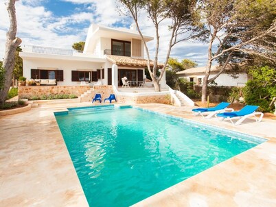 Villa Estrella Sea View. Modern villa with sea view for 6 people in Cala Figuera