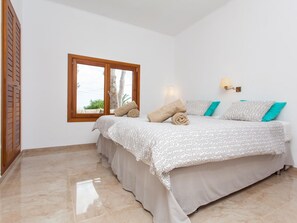 3 habitaciones, tabla de planchar con plancha, internet y ropa de cama 