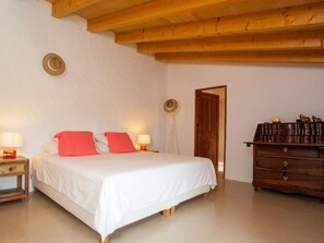 3 slaapkamers, een strijkplank/strijkijzer, internet, beddengoed