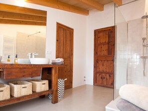 Banyera, assecador de cabells i tovalloles 