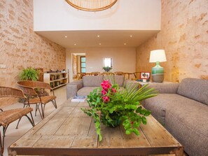 TV, fireplace, stereo