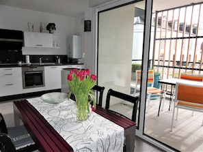 Frigorífico, microondas, horno y placa de cocina
